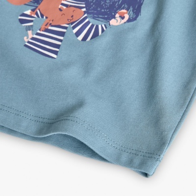 detalhe da parte inferior de uma t-shirt azul com ilustração colorida