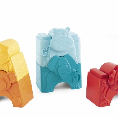 Três blocos de espuma coloridos com animais e números para empilhar.