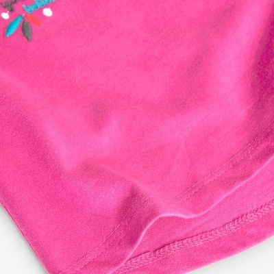 Tecido rosa com costura e padrão de flores com texto