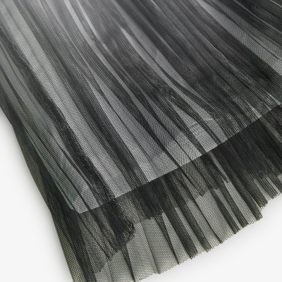 Saia preta plissada de tule transparente