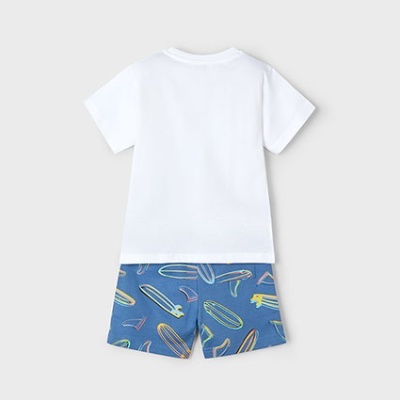 Conjunto infantil com t-shirt branca e calções azuis com padrão de pranchas de surf