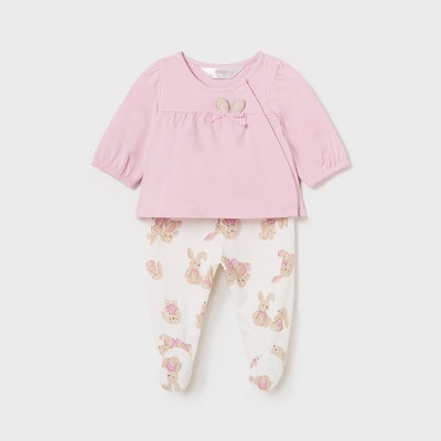 Conjunto de roupa para bebé com camisola rosa e calças com padrão de coelhinhos.