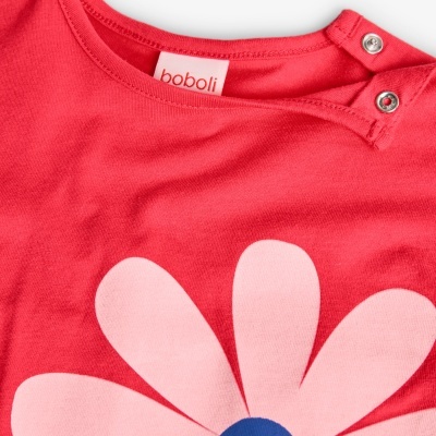 Camisola vermelha com estampa de flor rosa e botões na gola