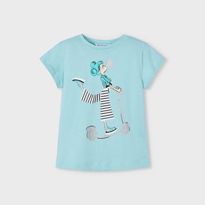 T-shirt infantil azul claro com desenho de menina em trotinete