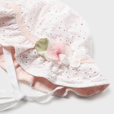 chapéu branco de criança com flor decorativa e fitas para atar