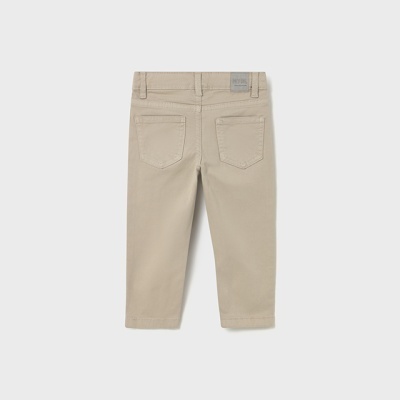 Calças bege de criança com bolsos traseiros e etiqueta MANGO BABY na cintura