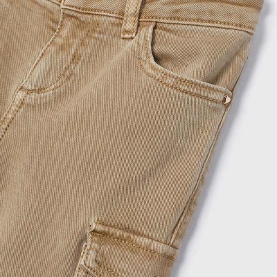 Calças bege de sarja com bolsos e etiqueta Mayoral