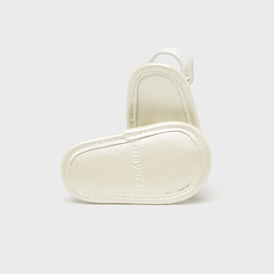 Sandálias infantis brancas com sola macia e marca MAYORAL