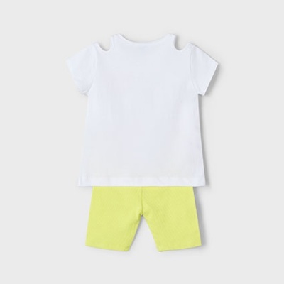 Conjunto infantil com t-shirt branca e calções amarelo-claro