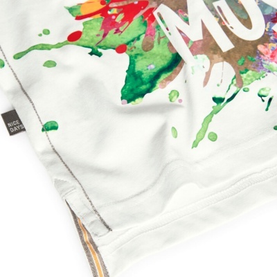 Detalhe de manga branca com estampado colorido splash e etiqueta NICE DAYS