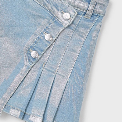 Saia curta azul clara de ganga com efeito metalizado prateado e botões.