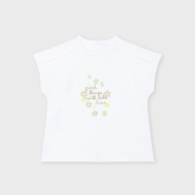 T-shirt branca sem mangas com estampado central em texto dourado e flores.