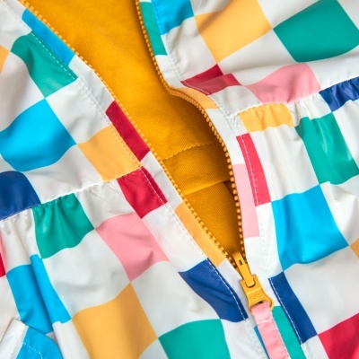 Casaco infantil colorido com padrão quadriculado e fecho de correr amarelo