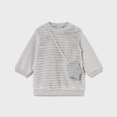 Vestido cinza claro com textura peluda e bolsa em forma de estrela prateada