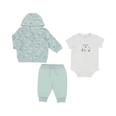 Conjunto de roupa de bebé com casaco azul-claro estampado, body branco com trator e calças azuis-claro