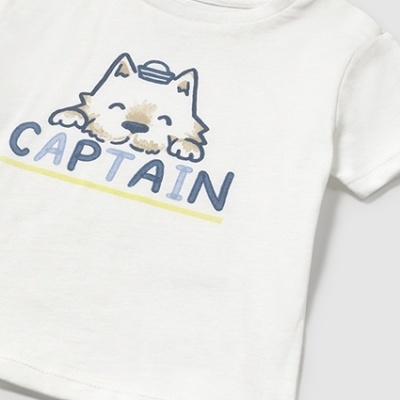 T-shirt branca de criança com estampa de cão e palavra CAPTAIN