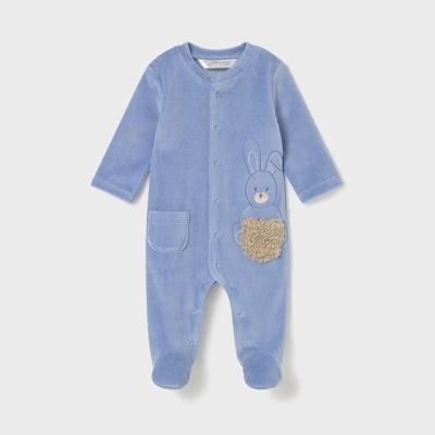 Macacão de bebé azul com coelho aplicado e bolso pequeno