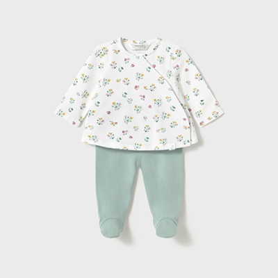 Conjunto de roupa para bebé com camisola branca floral e calças verdes com pés