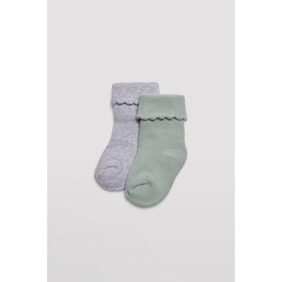 Par de meias para bebé cinza claro e verde pastel com borda ondulada