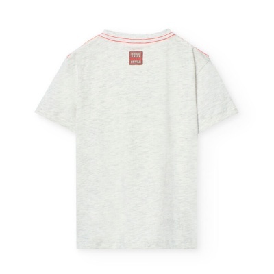 T-shirt cinza clara com etiqueta vermelha e costura vermelha