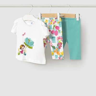 Conjunto infantil de t-shirt branca com estampa e duas calças legging, uma com padrão floral e outra verde azulado