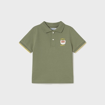 Polo infantil verde com bordado de urso e texto na parte do peito