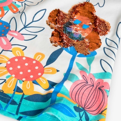 Tecido colorido com estampa floral e lantejoulas reversíveis