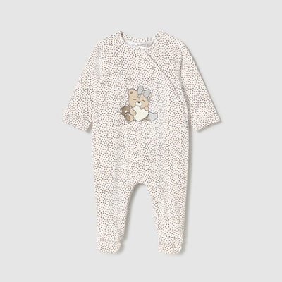 Pijama de bebé bege com padrão de pontos e ilustração de ursinhos