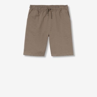 Calção castanho claro com cós elástico e bolsos sobre fundo branco