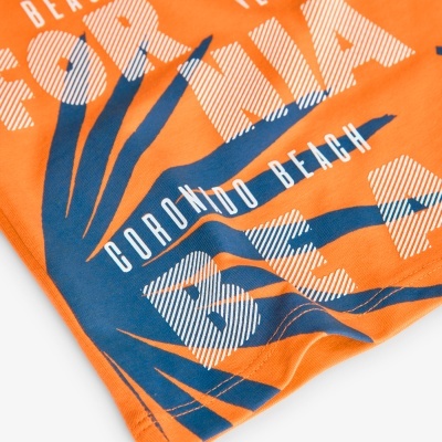 Tecido laranja com padrão gráfico azul e branco e texto impresso.