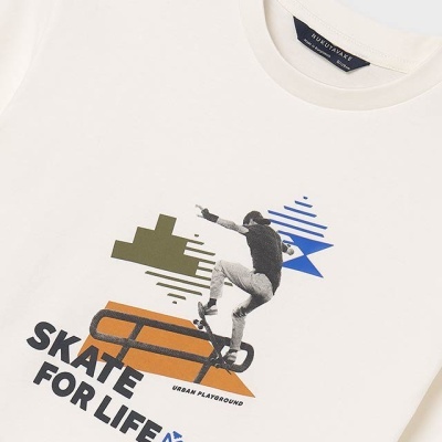 Camisola branca com estampa de skate e texto SKATE FOR LIFE