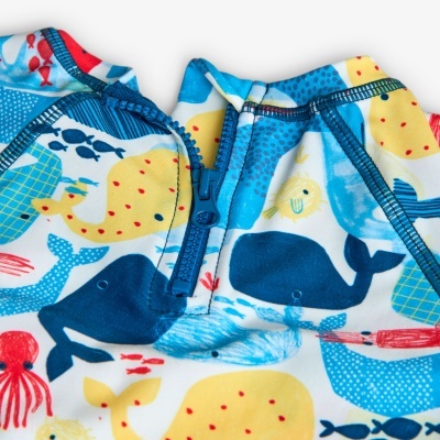 Roupa infantil estampada com animais marinhos e fecho de correr azul