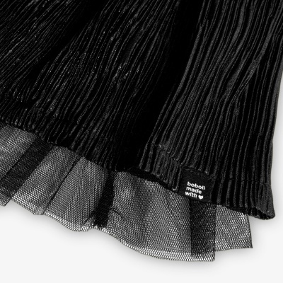 Parte inferior de vestido ou saia preta com textura franzida e tule