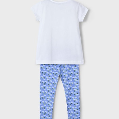 Conjunto infantil com t-shirt branca e calças azuis com padrão de pinguins