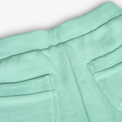 Calças verdes de tecido com bolsos e cós elástico