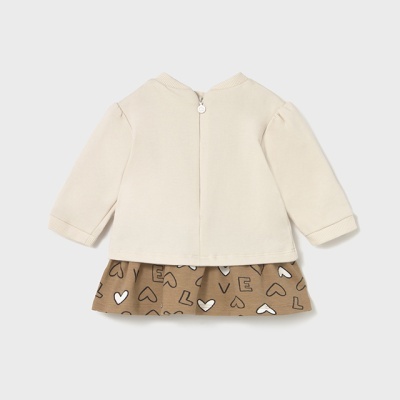 Vestido de bebé creme com saia castanha de corações e letras