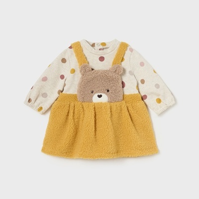 Vestido de bebé com padrão de bolinhas e saia amarela felpuda com urso frontal.