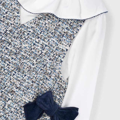 vestido infantil de corpo texturizado em azul e branco com gola e mangas brancas e laço azul na cintura