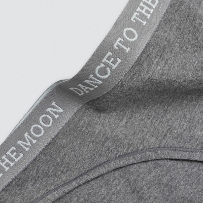 Cueca cinza com cós cinza claro com texto branco 'DANCE TO THE MOON'