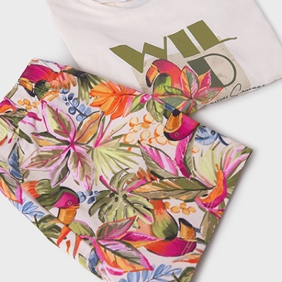 Conjunto de roupa com t-shirt branca e calças florais coloridas