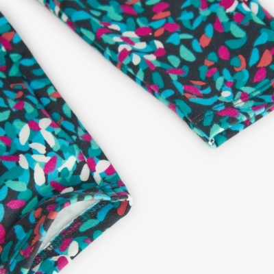 tecido colorido com padrão de pequenas formas ovais e bainha dupla