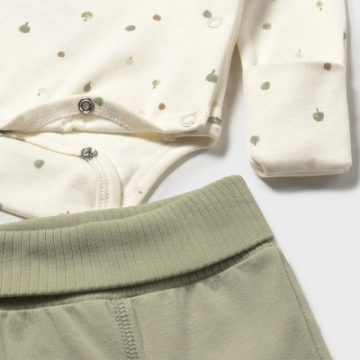 Conjunto de roupa para bebé com body branco de manga comprida e calças verdes