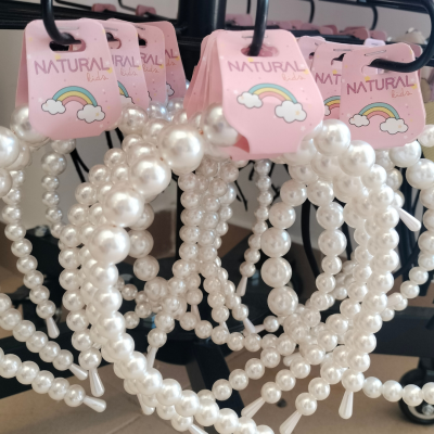 Tiaras de pérolas brancas penduradas com etiquetas rosa NATURAL Kids