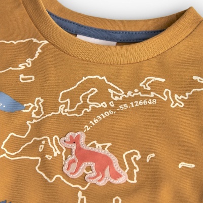 T-shirt castanha com mapa branco e dinossauro cor-de-rosa bordado