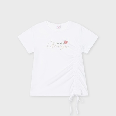 T-shirt branca de manga curta com mensagem e franzido lateral.