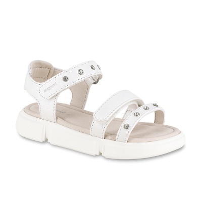 Sandália branca feminina com tiras e tachas metálicas