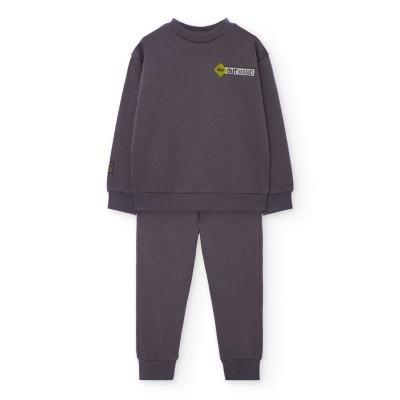 Conjunto de sweatshirt e calças cinzentas com texto 'OUTSIDE' no peito