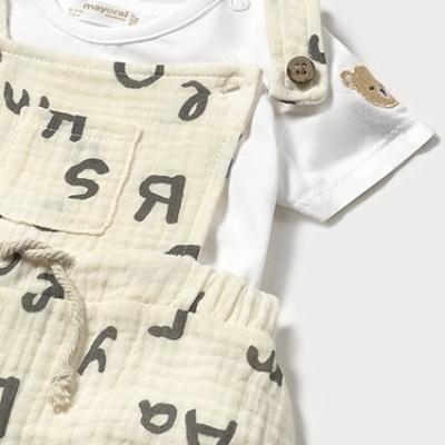 Conjunto infantil com body branco e jardineira bege estampada
