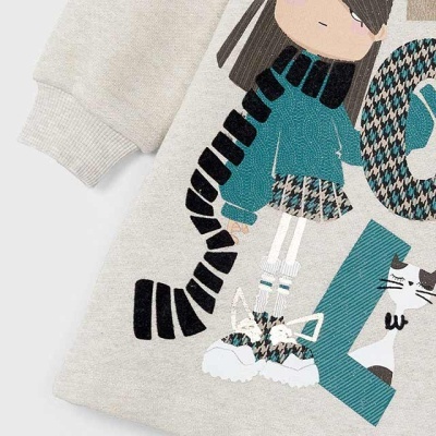 Roupa infantil cinza com estampa de personagem e gato em cores azul, preto e cinza