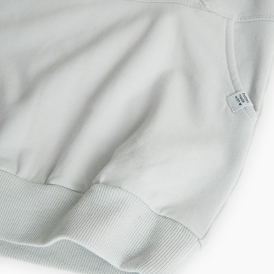 Casaco ou sweatshirt branco com etiqueta visível